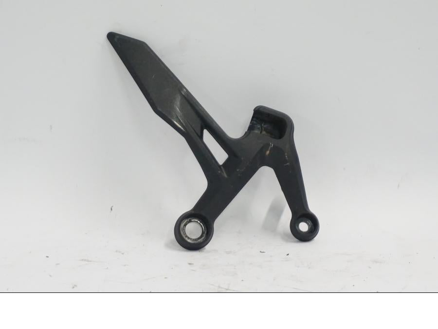 Framsidan på Fotpinnefäste från en KTM 790 Duke -2018 motorcykel.