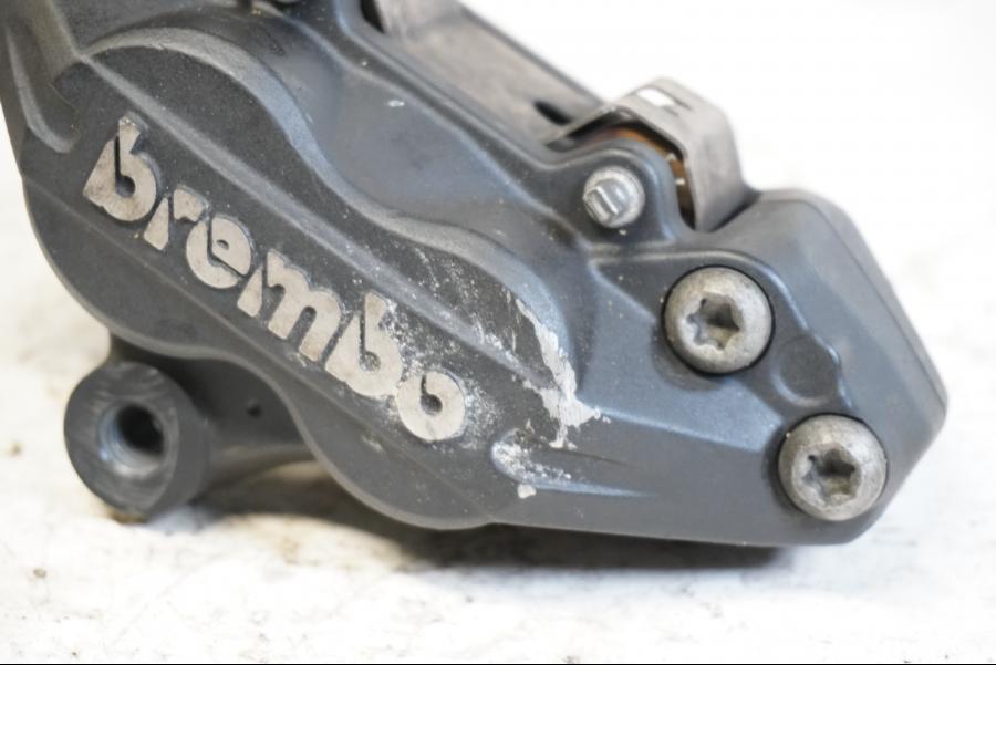 Baksidan på Bromsok från en BMW F 800 ST -2010 motorcykel.