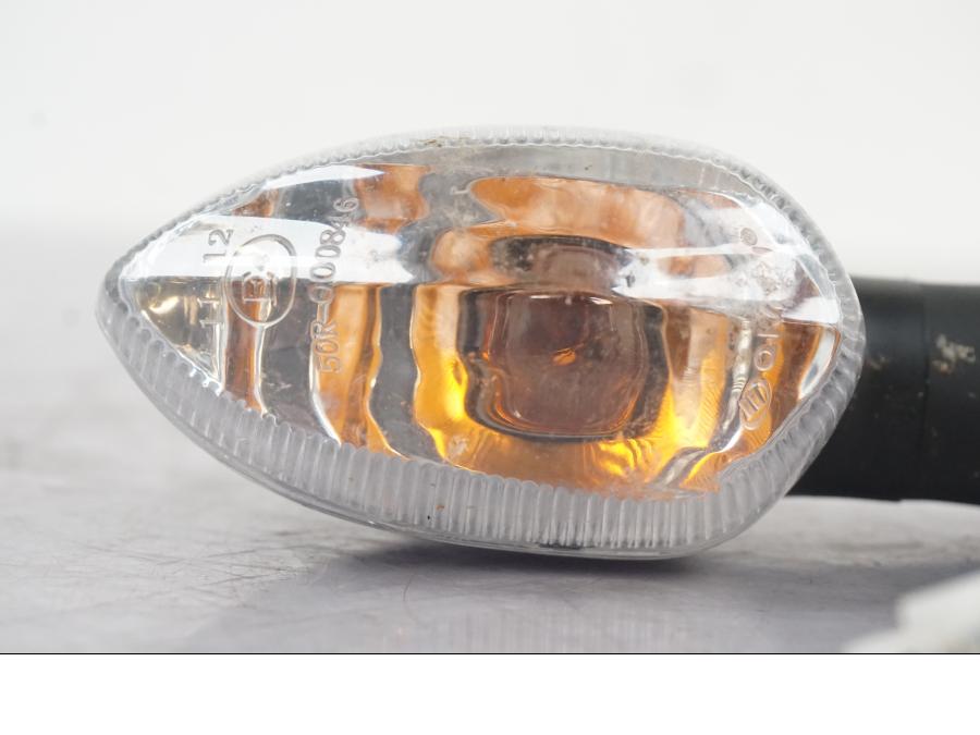 Snett nerifrån på Blinkers från en Yamaha MT-09 -2016 motorcykel.