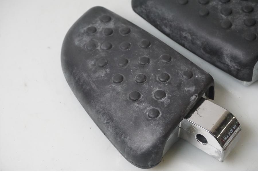 Höger sida på Fotpinne från en BMW K 1200 LT -2000 motorcykel.