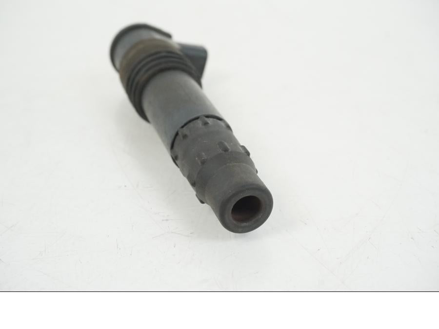 Snett nerifrån på Tändspole från en Suzuki GSX-R 750 -2001 motorcykel.