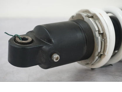 Snett nerifrån på Stötdämpare från en KTM 690 SM R -2009 motorcykel.