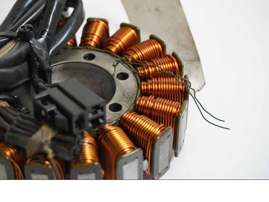 Baksidan på <p>Generator från Triumph Speed Triple 1050 2011.</p>

<p>Stator.</p> motorcykel.