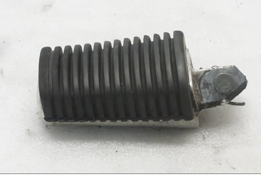 Framsidan på Fotpinne från en Yamaha XVS 650 -2000 motorcykel.