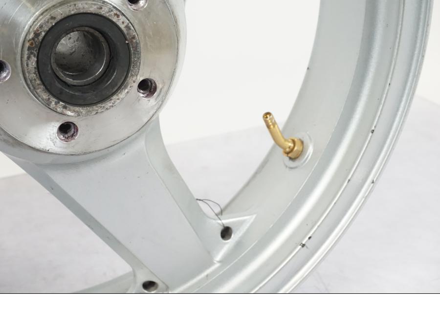 Extrabild6 på Fälg från en Kawasaki ZX-12R -2000 motorcykel.