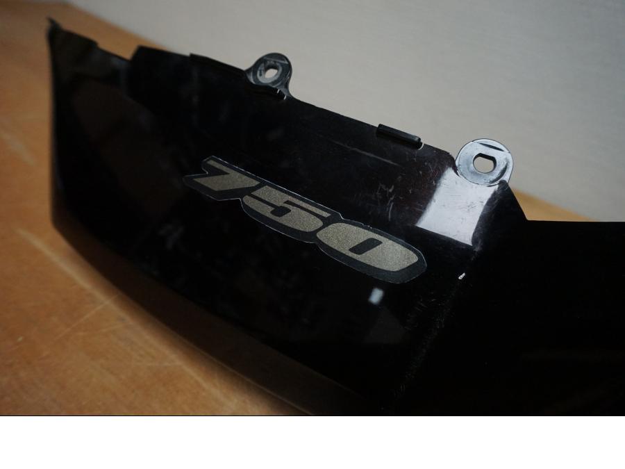 Höger sida på <p>Bakvinge höger från Suzuki GSX-R 750 2010.</p>

<p>Båda delarna.</p> motorcykel.