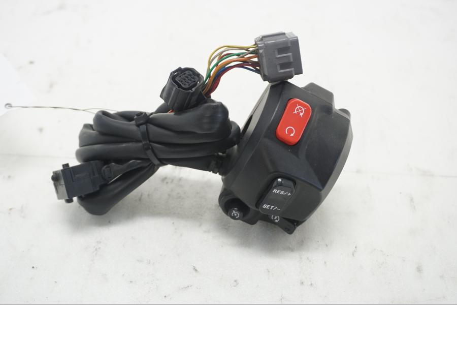 Framsidan på Styrelreglage från en Triumph Tiger Explorer -2012 motorcykel.