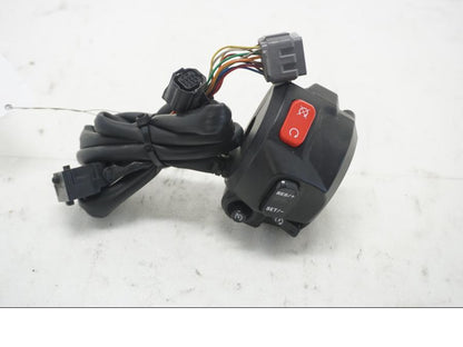 Framsidan på Styrelreglage från en Triumph Tiger Explorer -2012 motorcykel.