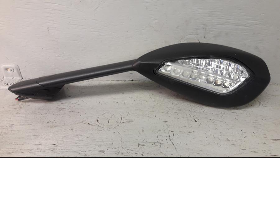 Framsidan på Backspegel från en Ducati 899 Panigale -2014 motorcykel.