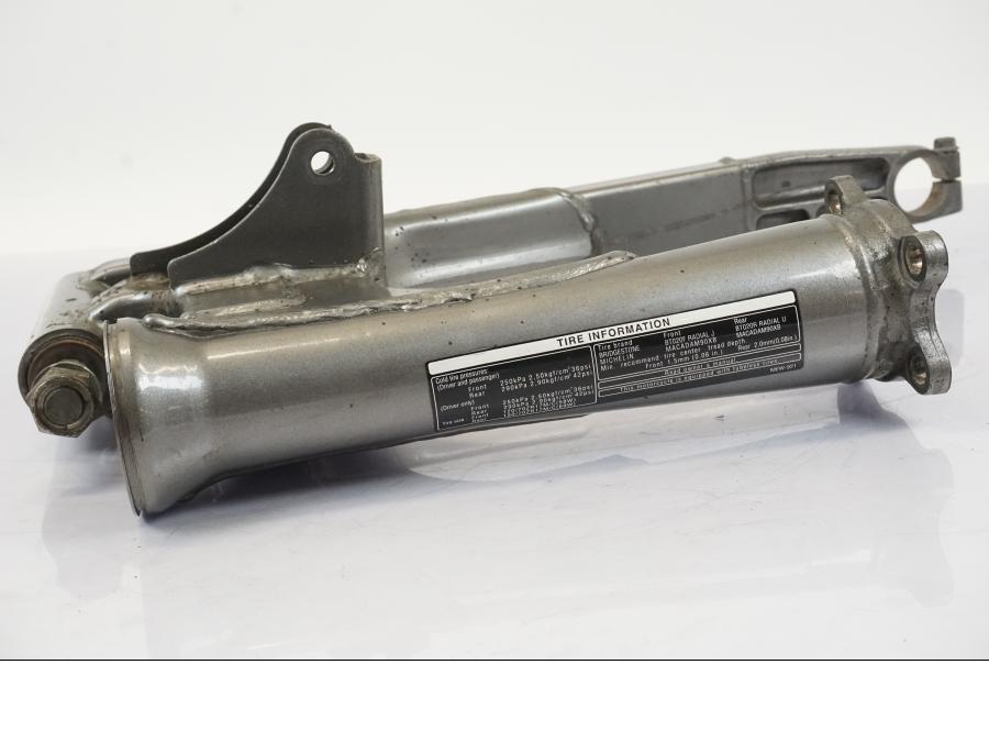 Höger sida på Sving från en Honda NT 700 -2008 motorcykel.