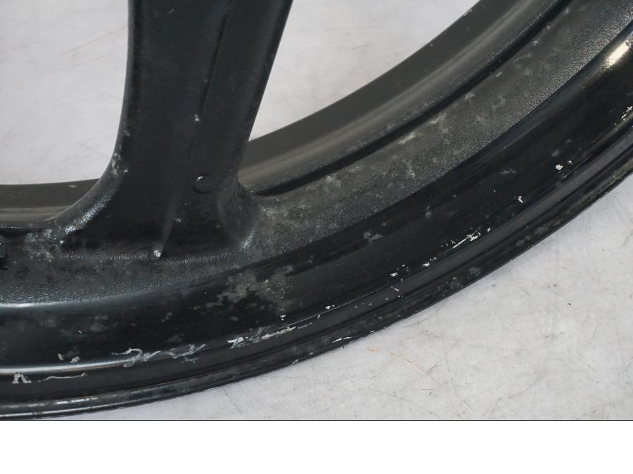 Snett uppifrån på Fälg från en Honda CBR 1100 XX -1999 motorcykel.