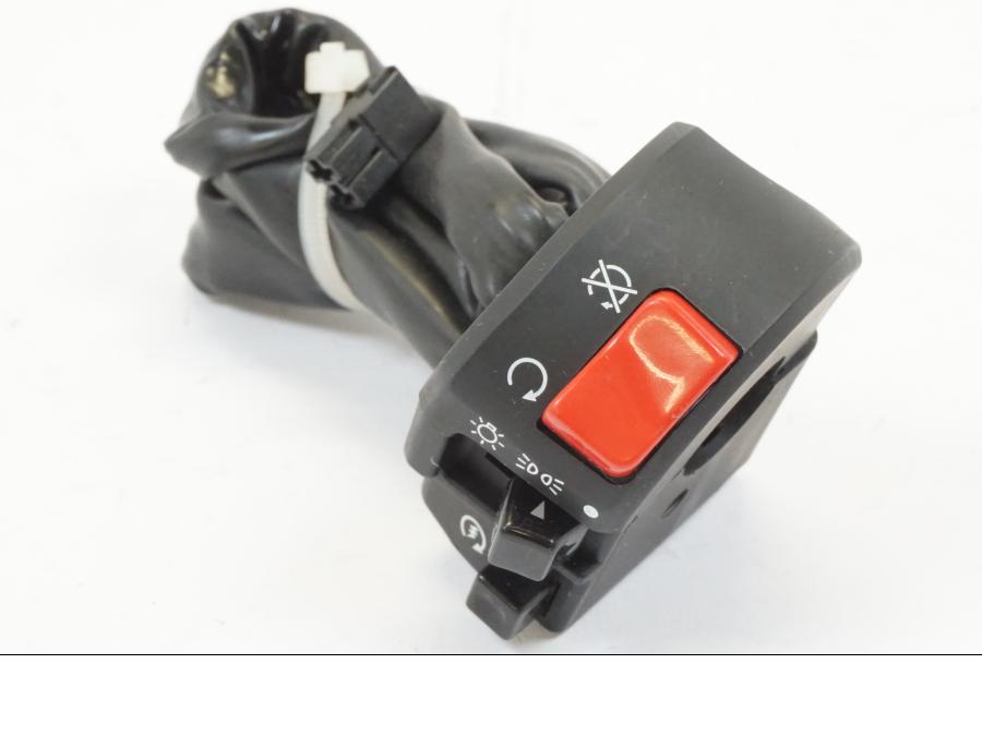 Snett uppifrån på Styrelreglage från en Suzuki GSX 1400 -2002 motorcykel.