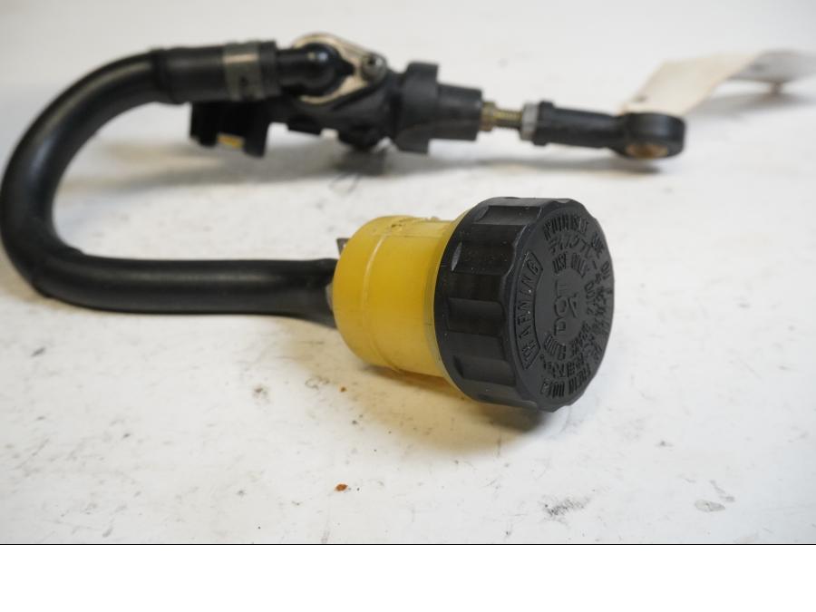 Baksidan på Bromshuvudcylinder från en Yamaha YZF 1000 R1 -2003 motorcykel.