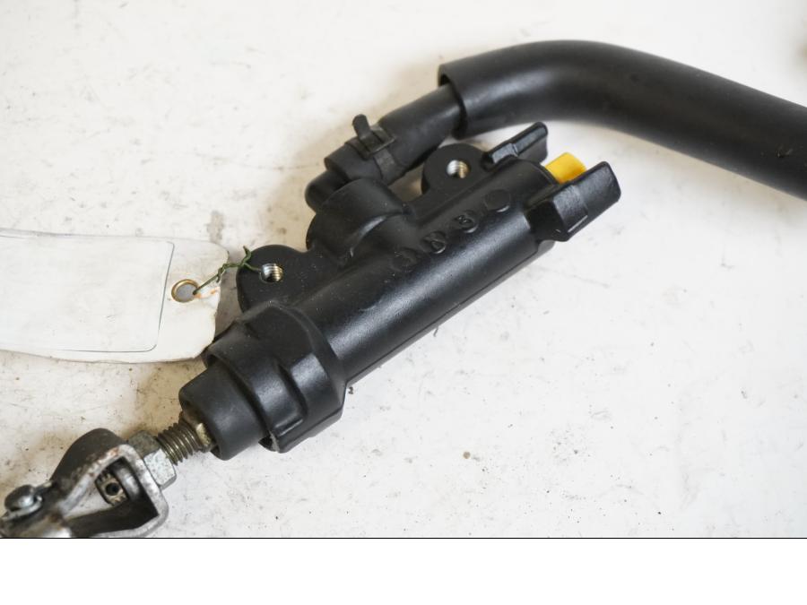 Baksidan på Bromshuvudcylinder från en Honda CB 1300 F -2004 motorcykel.