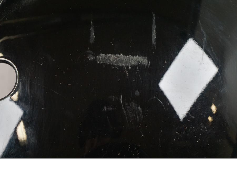 Snett uppifrån på <p>Bakskärm från Kawasaki VN 900 Custom 2007.</p>

<p>Lackskador, skrapmärke, repor se bilder.</p> motorcykel.