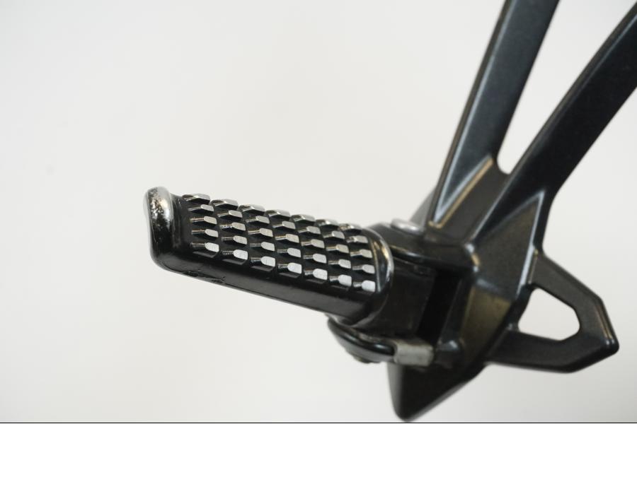 Vänster sida på Fotpinnefäste från en Kawasaki ZX-10R -2008 motorcykel.