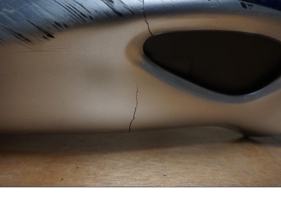 Snett nerifrån på Bakvinge från en Suzuki GSX 1300 R -2003 motorcykel.