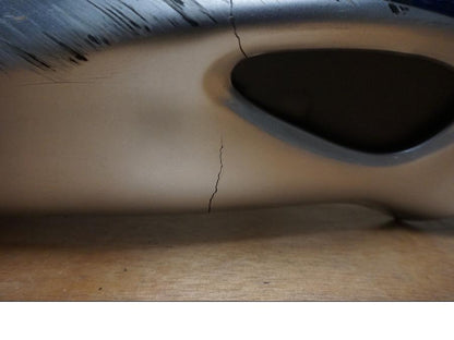 Snett nerifrån på Bakvinge från en Suzuki GSX 1300 R -2003 motorcykel.