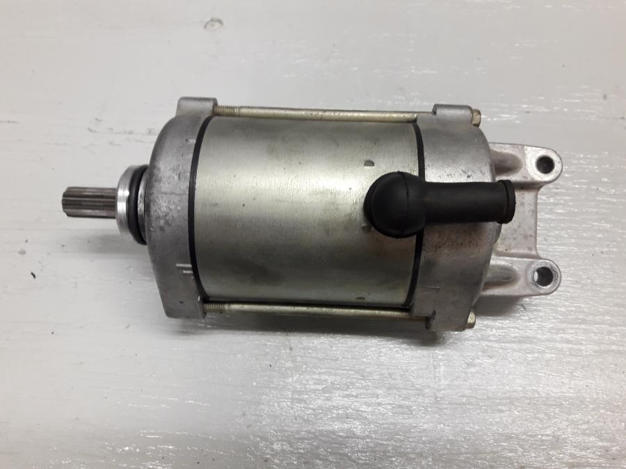 Framsidan på Startmotor från en Honda CB 600 Hornet -2001 motorcykel.