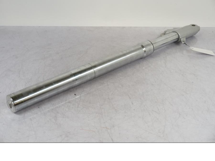 Snett nerifrån på Gaffelben från en Suzuki VZ 800 -2000 motorcykel.