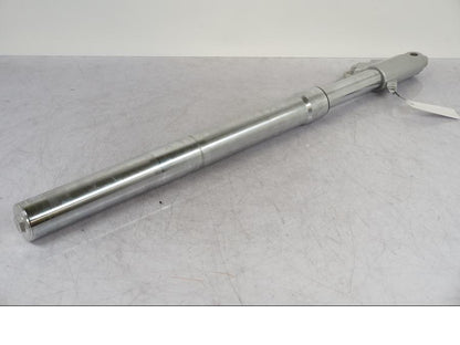 Snett nerifrån på Gaffelben från en Suzuki VZ 800 -2000 motorcykel.