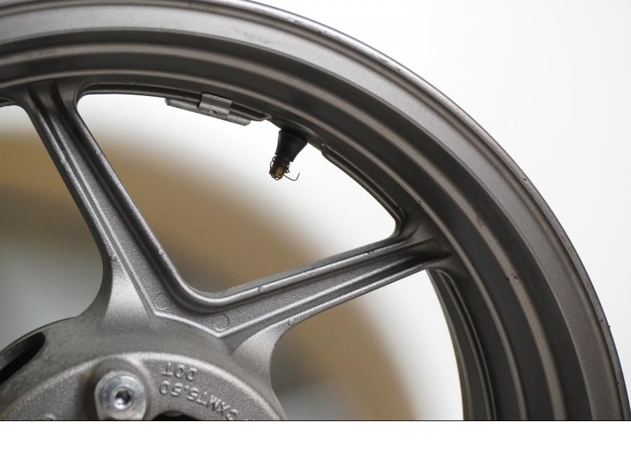 Höger sida på Fälg från en Kawasaki Versys 1000 -2012 motorcykel.