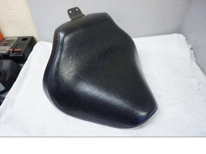 Framsidan på Sadel från en Yamaha XVS 1100 -2002 motorcykel.