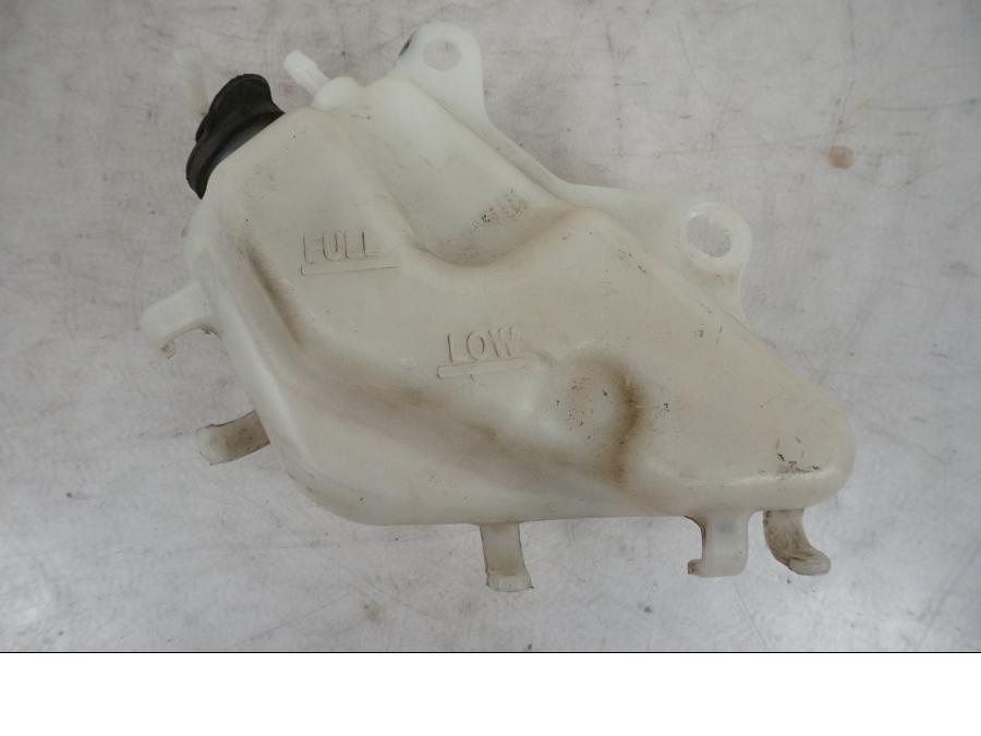 Baksidan på Vattenexpansionskärl från en Yamaha MT 125 -2017 motorcykel.