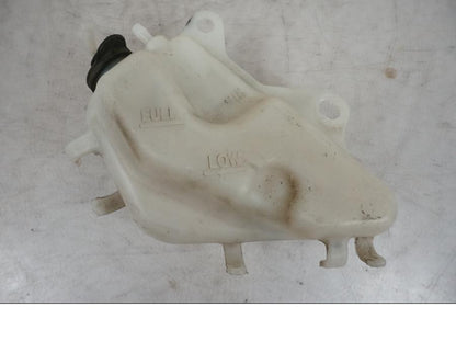 Baksidan på Vattenexpansionskärl från en Yamaha MT 125 -2017 motorcykel.