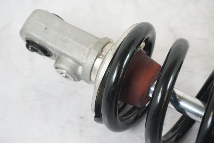 Vänster sida på Stötdämpare från en Yamaha MT-09 -2020 motorcykel.