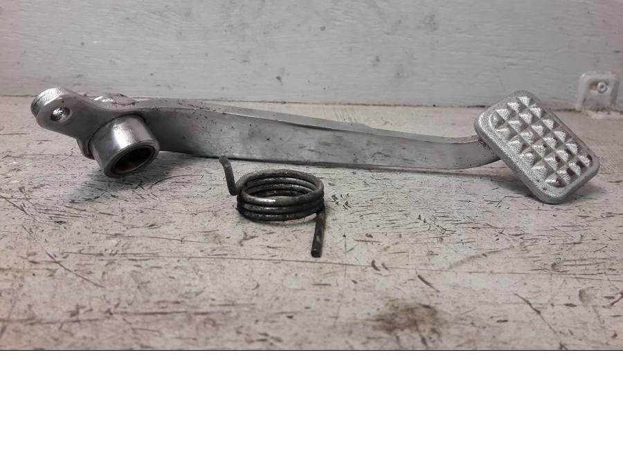 Framsidan på Bromspedal från en Suzuki LS 650 -2002 motorcykel.