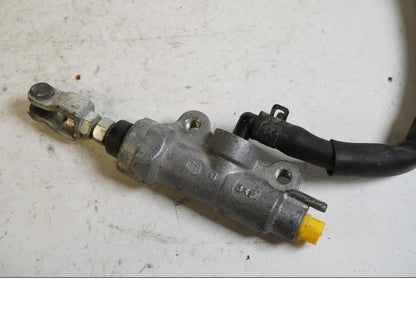 Baksidan på Bromshuvudcylinder från en Yamaha XT 660 R -2012 motorcykel.