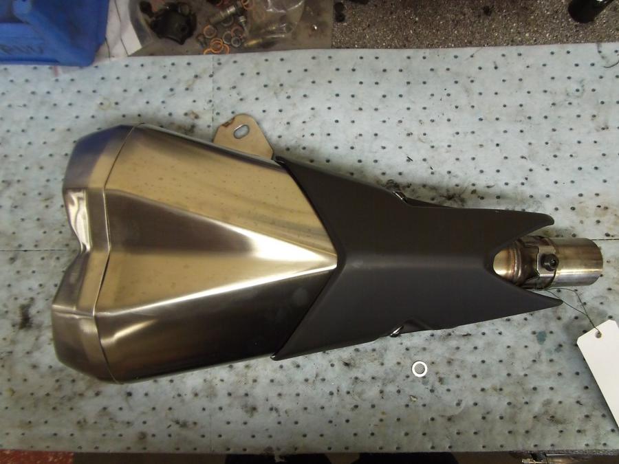 Framsidan på Ljuddämpare från en Kawasaki Z 1000 -2014 motorcykel.