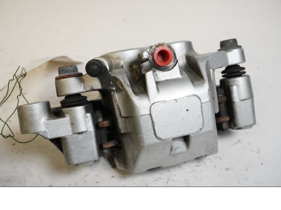 Baksidan på Bromsok från en Yamaha XVS 1100 -2000 motorcykel.