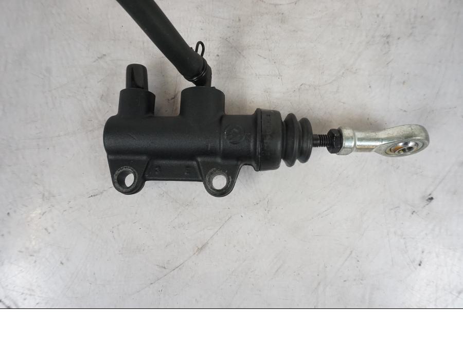 Baksidan på Bromshuvudcylinder från en KTM 1290 Super Duke R -2023 motorcykel.