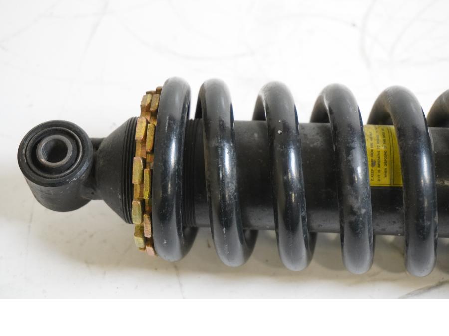 Baksidan på Stötdämpare från en Suzuki VL 1500 -1998 motorcykel.