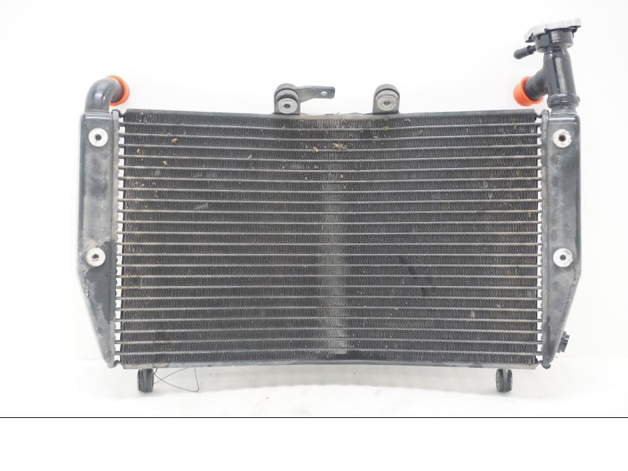 Framsidan på Vattenkyl från en Triumph Tiger Explorer -2012 motorcykel.