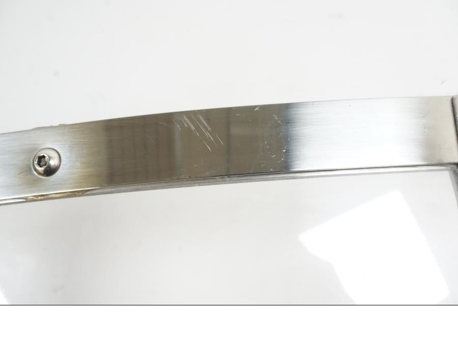 Snett nerifrån på Vindruta från en H-D Harley diverse -2010 motorcykel.