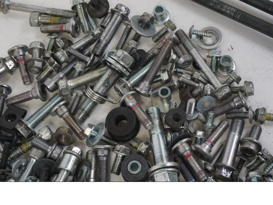 Snett uppifrån på Skruv / Mutter etc från en Kawasaki ER-6F -2016 motorcykel.