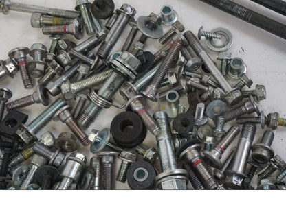 Snett uppifrån på Skruv / Mutter etc från en Kawasaki ER-6F -2016 motorcykel.