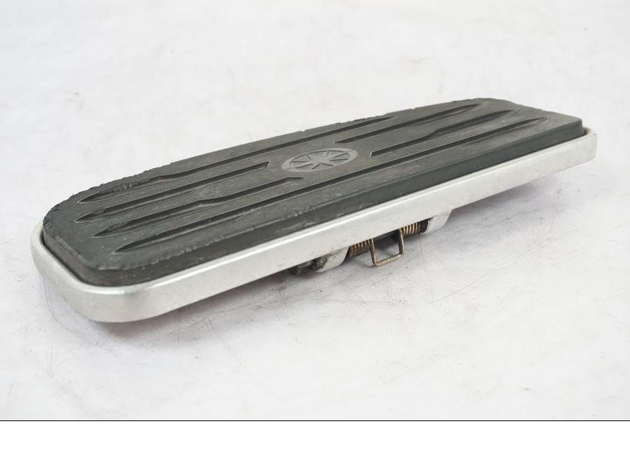 Snett nerifrån på Fotplatta från en Yamaha XVS 1100 -2004 motorcykel.