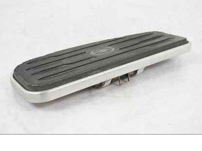 Snett nerifrån på Fotplatta från en Yamaha XVS 1100 -2004 motorcykel.