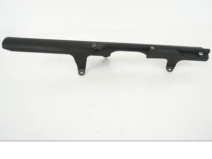 Vänster sida på Kedjeskydd från en Triumph Speed Triple -2009 motorcykel.