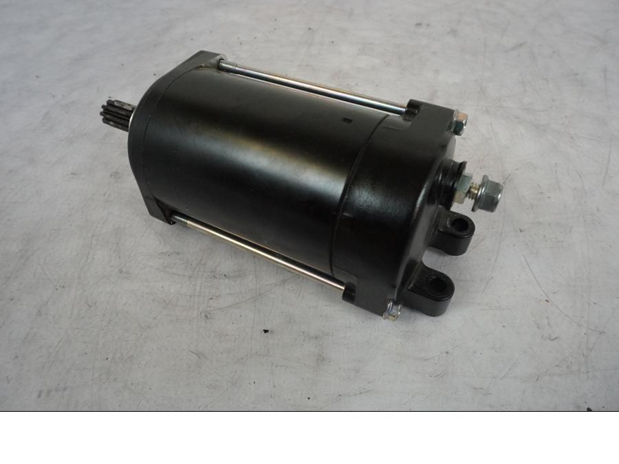 Vänster sida på Startmotor från en Triumph Bonneville T120 -2021 motorcykel.