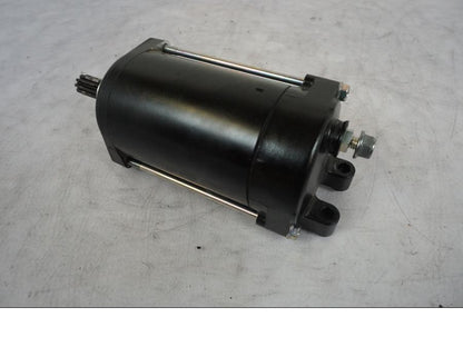 Vänster sida på Startmotor från en Triumph Bonneville T120 -2021 motorcykel.