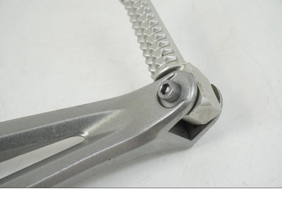 Höger sida på Fotpinne från en Yamaha YZF 1000 R1 -2006 motorcykel.