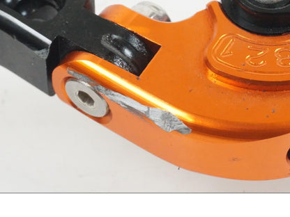 Snett nerifrån på Bromsgrepp från en Suzuki GSX-R 750 -2009 motorcykel.