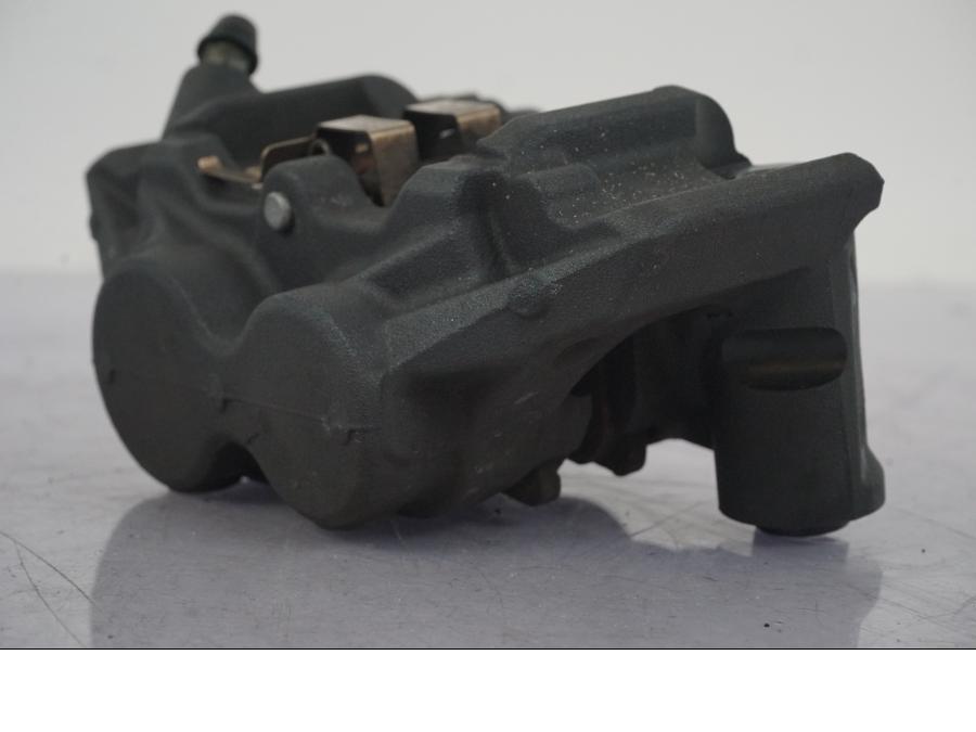 Snett nerifrån på Bromsok från en Yamaha MT-09 SP -2018 motorcykel.