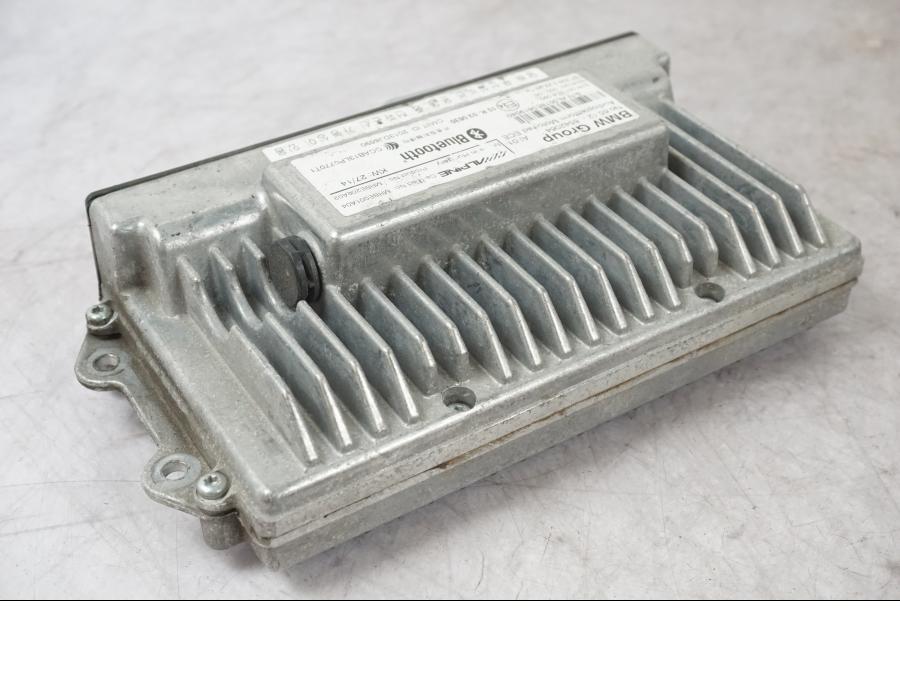 Snett uppifrån på Radio från en BMW K 1600 GTL -2015 motorcykel.