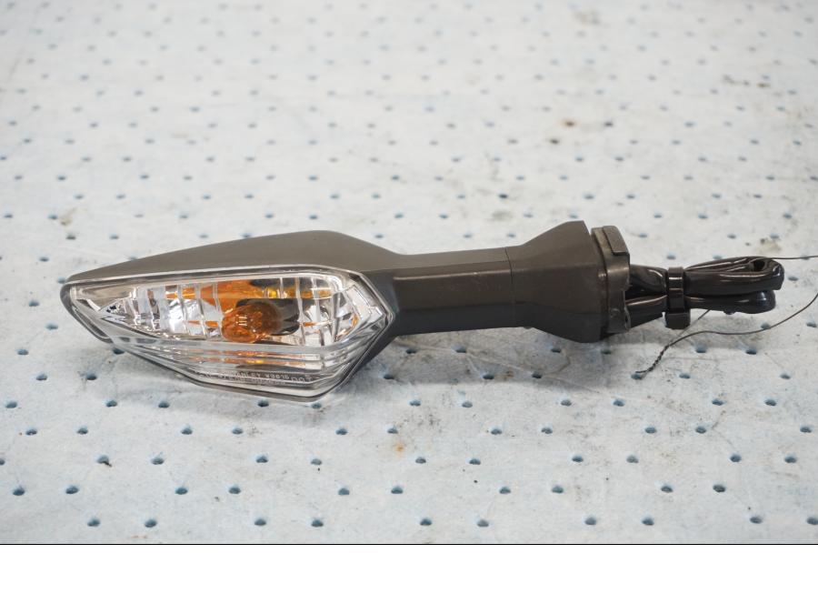 Framsidan på Blinkers från en Kawasaki Z 900 -2019 motorcykel.